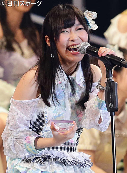 2013年6月8日　スピーチで笑顔を見せる指原莉乃