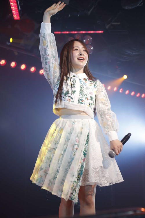 卒業公演でファンに手を振るAKB48高橋朱里（C）AKS