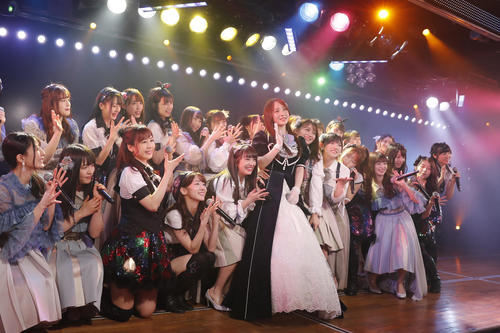 卒業公演を行ったAKB48高橋朱里（前列中央）
（C）AKS