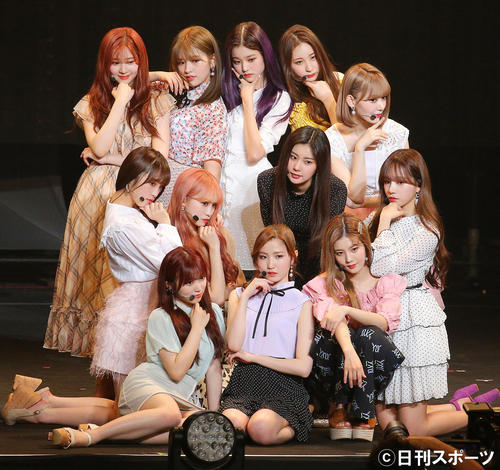 武道館ライブを行い記念撮影するIZ＊ONE（撮影・中島郁夫）