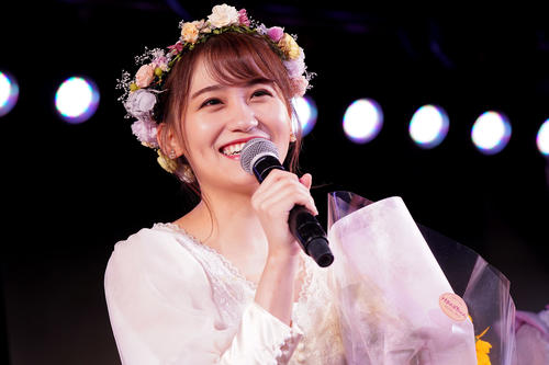 卒業公演で笑顔を見せる小嶋真子　（C）AKS