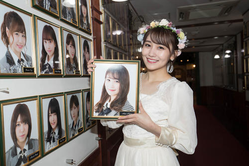卒業公演を行い劇場の壁掛け写真を外す小嶋真子　（C）AKS