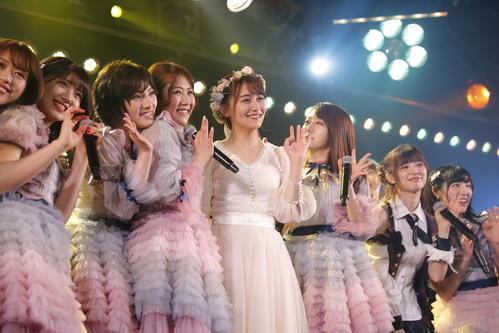 卒業公演を行った小嶋真子（右から4人目）　（C）AKS