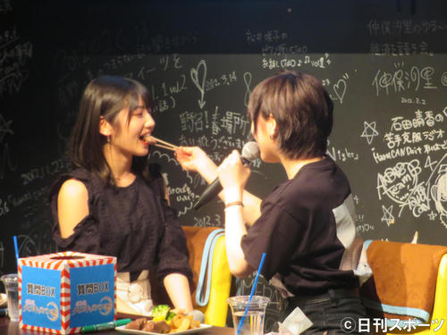 村山彩希（左）にアーンする岡田奈々