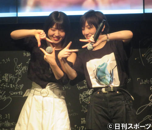 オープニングで「スキャンダラスに行こう ！ 」を披露した村山彩希（左）と岡田奈々