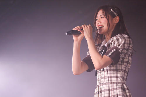 卒業公演で歌うNGT48長谷川玲奈（C）AKS　