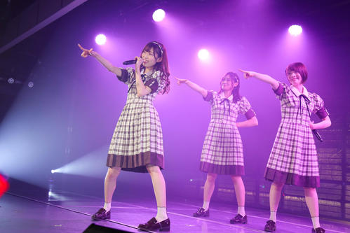 卒業公演で歌うNGT48の、左から山口真帆、長谷川玲奈、菅原りこ（C）AKS　