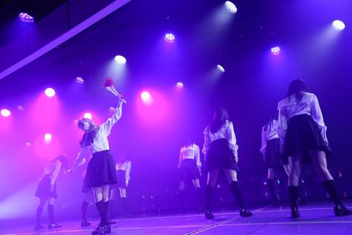 卒業公演で「黒い羊」を披露したNGT48山口真帆（中央）ら（C）AKS