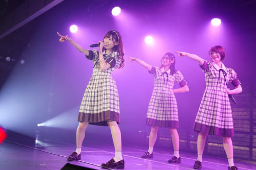 卒業公演で歌うNGT48の、左から山口真帆、長谷川玲奈、菅原りこ（C）AKS