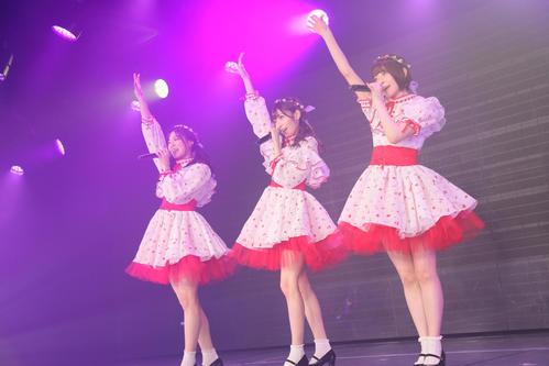 卒業公演で歌うNGT48の、左から長谷川玲奈、山口真帆、菅原りこ（C）AKS　