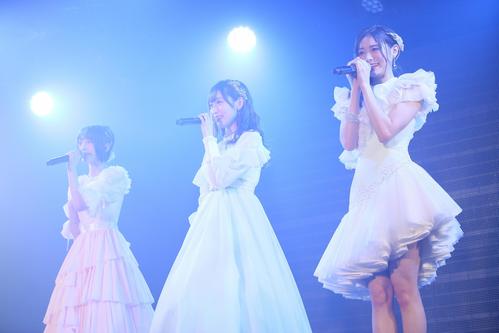 卒業公演でドレス姿で歌うNGT48の、左から菅原りこ、山口真帆、長谷川玲奈（C）AKS