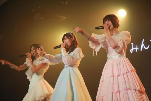 卒業公演で秋元康氏が書きおろした新曲「太陽は何度でも」を歌うNGT48の、左から長谷川玲奈、山口真帆、菅原りこ　（C）AKS
