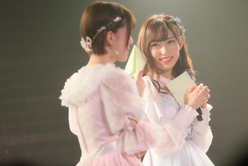 卒業公演で菅原りこ（左）からの手紙に感激する山口真帆（C）AKS