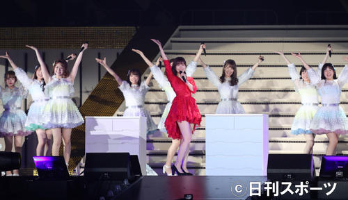 福岡のファンとコンサートを楽しんだ指原莉乃。深紅のドレスで「タンスのゲン」（撮影・梅根麻紀）
