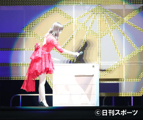 ラストの曲「タンスのゲン」を熱唱し、マイクをタンスにしまう指原莉乃（撮影・梅根麻紀）
