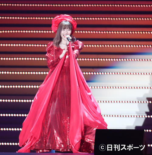 深紅のドレスでアンコールに登場し、「川の流れのように」を歌う指原莉乃（撮影・梅根麻紀）