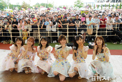「梅雨を吹き飛ばせ」スペシャルイベントを行ったAKB48の、左から倉野尾成美、込山榛香、向井地美音、岡田奈々、小栗有以、柏木由紀（撮影・大友陽平）