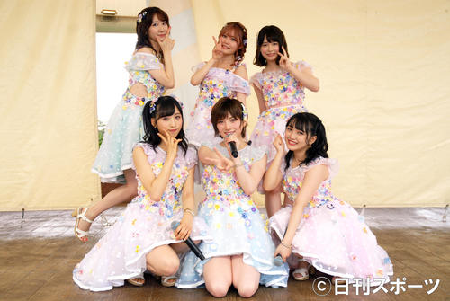 「梅雨を吹き飛ばせ」スペシャルイベントを行ったAKB48の、前列左から小栗有以、岡田奈々、向井地美音、後列左から柏木由紀、込山榛香、倉野尾成美（撮影・大友陽平）