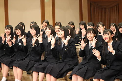 3枚目のシングル発売が決まったSTU48。右から3人目はセンターの瀧野由美子（C）東北新社