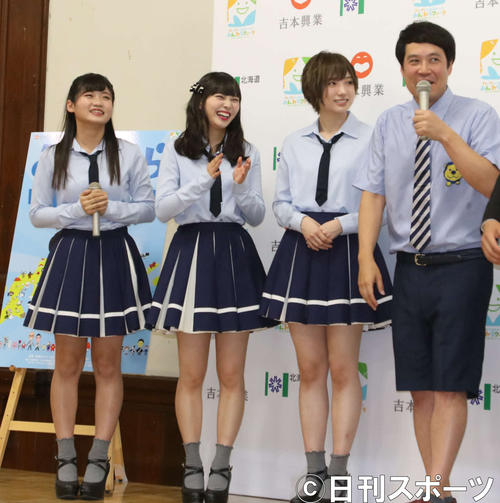 会見に出席した（左から）NMB48の菖蒲まりん、堀詩音、太田夢莉、タカアンドトシのタカ（撮影・西塚祐司）