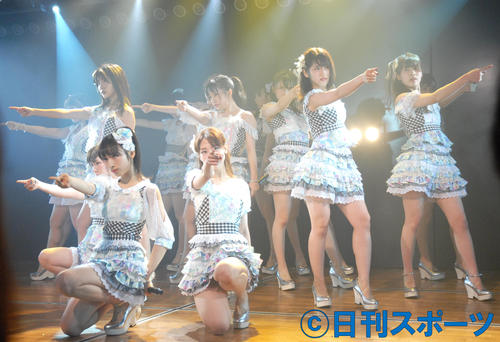 新公演「僕の夏が始まる」公演の公開ゲネプロでパフォーマンスするAKB48の小栗有以（前列中央）、柏木由紀（前列右）ら（撮影・大友陽平）