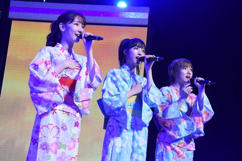 約4年ぶりとなった全国ツアーの初日公演で浴衣姿で歌うAKB48の、左から柏木由紀、小栗有以、岡田奈々