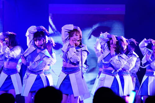 約4年ぶりとなった全国ツアーの初日公演でパフォーマンスするAKB48岡田奈々（中央）ら