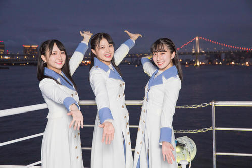 東京での初の船上公演を前にレインボーブリッジをのぞむSTU48の、左から石田千穂、瀧野由美子、今村美月（C）STU