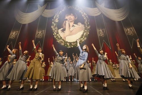 九州ツアー初日公演で卒業した指原莉乃の写真が掲げられる中「卒業セレモニー」から公演をスタートさせたHKT48（C）AKS