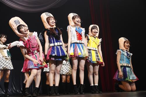 九州ツアー初日公演の「寸劇」で指と描かれたかぶりものをする松岡はな（中央）ら（C）AKS