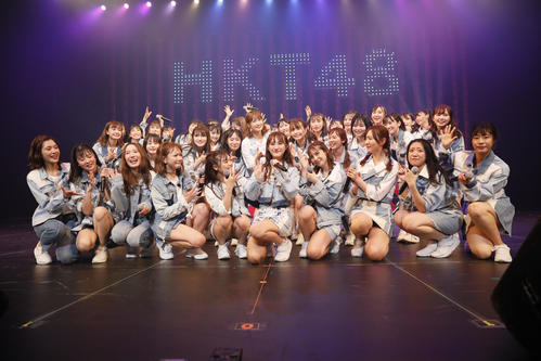 九州ツアー初日公演で卒業を控える植木南央（前列右から5人目）を囲むHKT48メンバー（C）AKS
