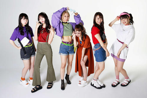 25枚目シングル「FRUSTRATION」のインタビューに応じた、左から井上瑠夏、野島樺乃、古畑奈和、高柳明音、松本慈子、浅井裕華
