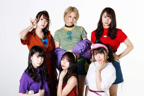 25枚目シングル「FRUSTRATION」のインタビューに応じた、前列左から井上瑠夏、野島樺乃、浅井裕華、後列左から高柳明音、古畑奈和、松本慈子