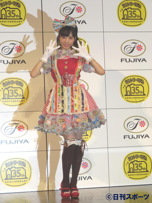 カントリーマアムの包装資材で作ったドレスで35周年ポーズを決める小栗有以