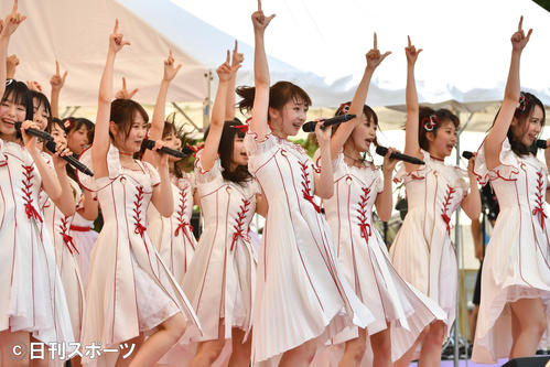 「TOKYO　IDOL　FESTIVAL」でミニライブをするNGT48。中央は荻野由佳（撮影・柴田隆二）