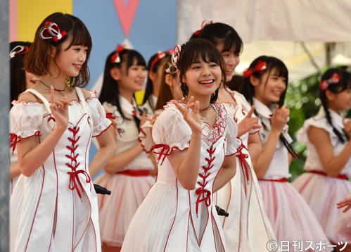 「TOKYO　IDOL　FESTIVAL」に出演したNGT48の本間日陽（右）と中井りか（左）（撮影・柴田隆二）