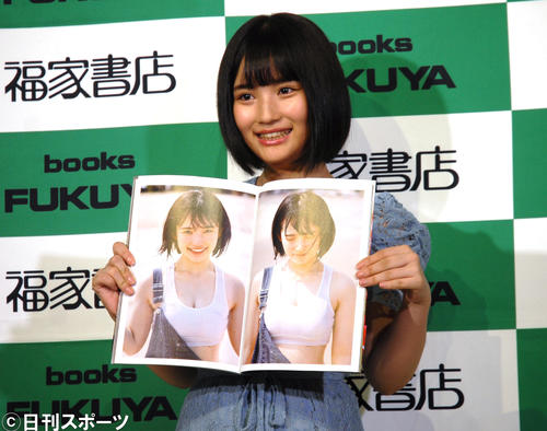 初の写真集「自分図鑑」発売イベントでお気に入りのカットを披露するAKB48矢作萌夏（撮影・大友陽平）