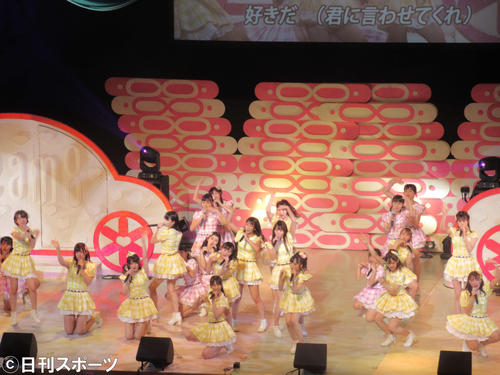 「TOYOTA　presents　AKB48チーム8　全国ツアー～47の素敵な街へ～」で新曲を披露するチーム8（撮影・星名希実）