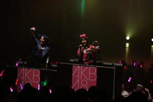 全国ツアー埼玉公演で笑顔を見せる埼玉出身のAKB48チームA向井地美音（左）と篠崎彩奈（C）AKS