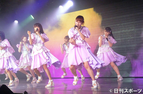新公演「夢を死なせるわけにいかない」の公開ゲネプロでパフォーマンスするNGT48の中井りか（中央左）荻野由佳（同右）ら（撮影・大友陽平）