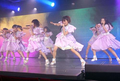 新公演「夢を死なせるわけにいかない」の公開ゲネプロでパフォーマンスするNGT48の、左から村雲颯香、中井りか、中村歩加、佐藤杏樹（撮影・大友陽平）