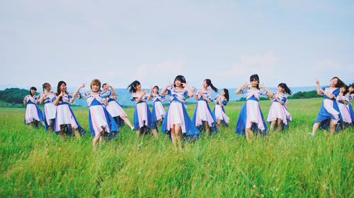 北海道・旭川の草原で行われたAKB48の新曲「サステナブル」のミュージックビデオ