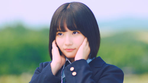 AKB48の新曲「サステナブル」のミュージックビデオで「会いたかった」の前田敦子をほうふつとさせるシーンを演じる矢作萌夏