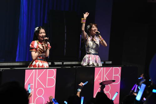 AKB48全国ツアー神奈川公演で歌うチームBの岩立沙穂（左）と柏木由紀（C）AKS