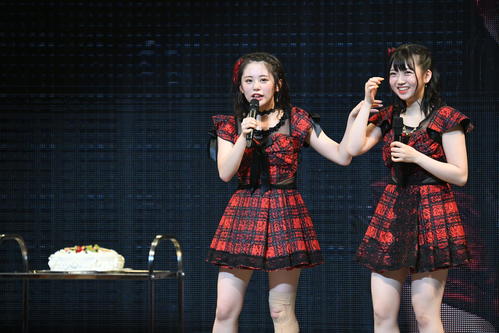 AKB48全国ツアー神奈川公演で誕生日を祝福された浜咲友菜（左）と多田京加（C）AKS