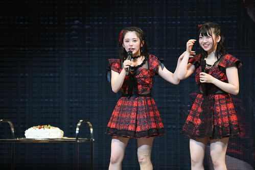 AKB48全国ツアー神奈川公演で誕生日を祝福された浜咲友菜（左）と多田京加（C）AKS