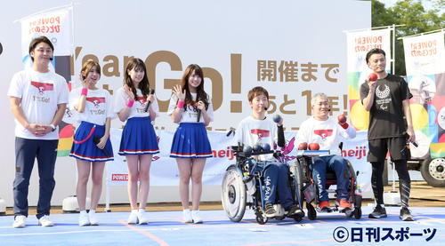 ボッチャ体験をして記念撮影に納まる、左から新井氏、AKBチーム8の大西桃香、吉川七瀬、岡部麟、杉村英孝、広瀬孝喜、KREVA（撮影・たえ見朱実）