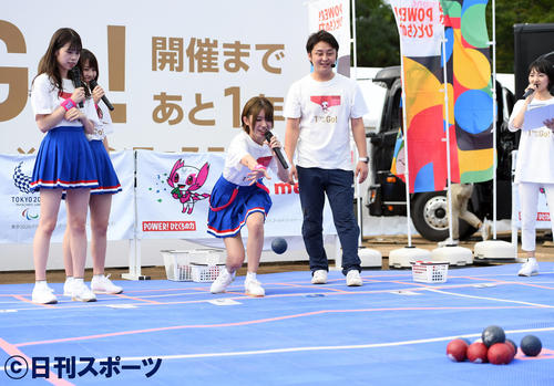 ボッチャ体験をしたAKBチーム8の大西桃香（左から3人目）。左から吉川七瀬、岡部麟（撮影・たえ見朱実）