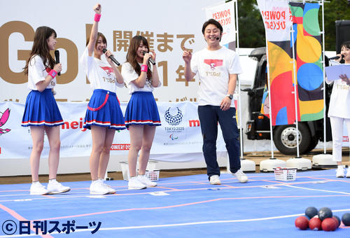 ボッチャ体験をしたAKBチーム8。左から吉川七瀬、大西桃香、岡部麟（撮影・たえ見朱実）