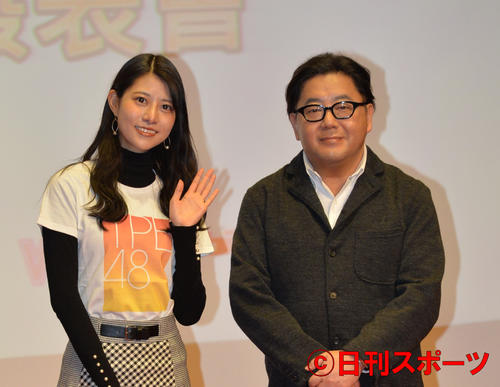 台湾での最終オーディションに出席した阿部マリア（左）と秋元康総合プロデューサー（2018年2月4日撮影）